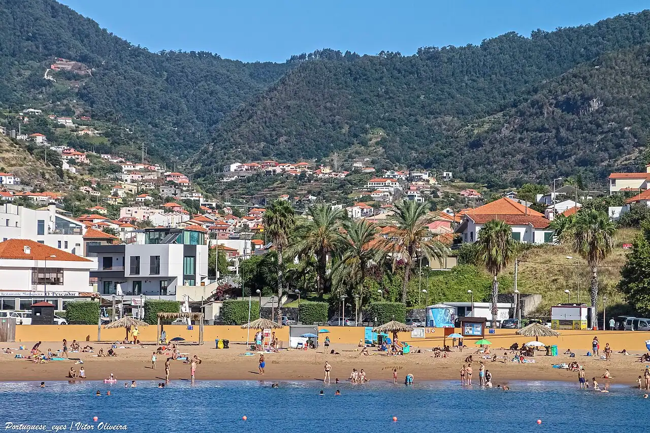 The wave at Machico, Machico